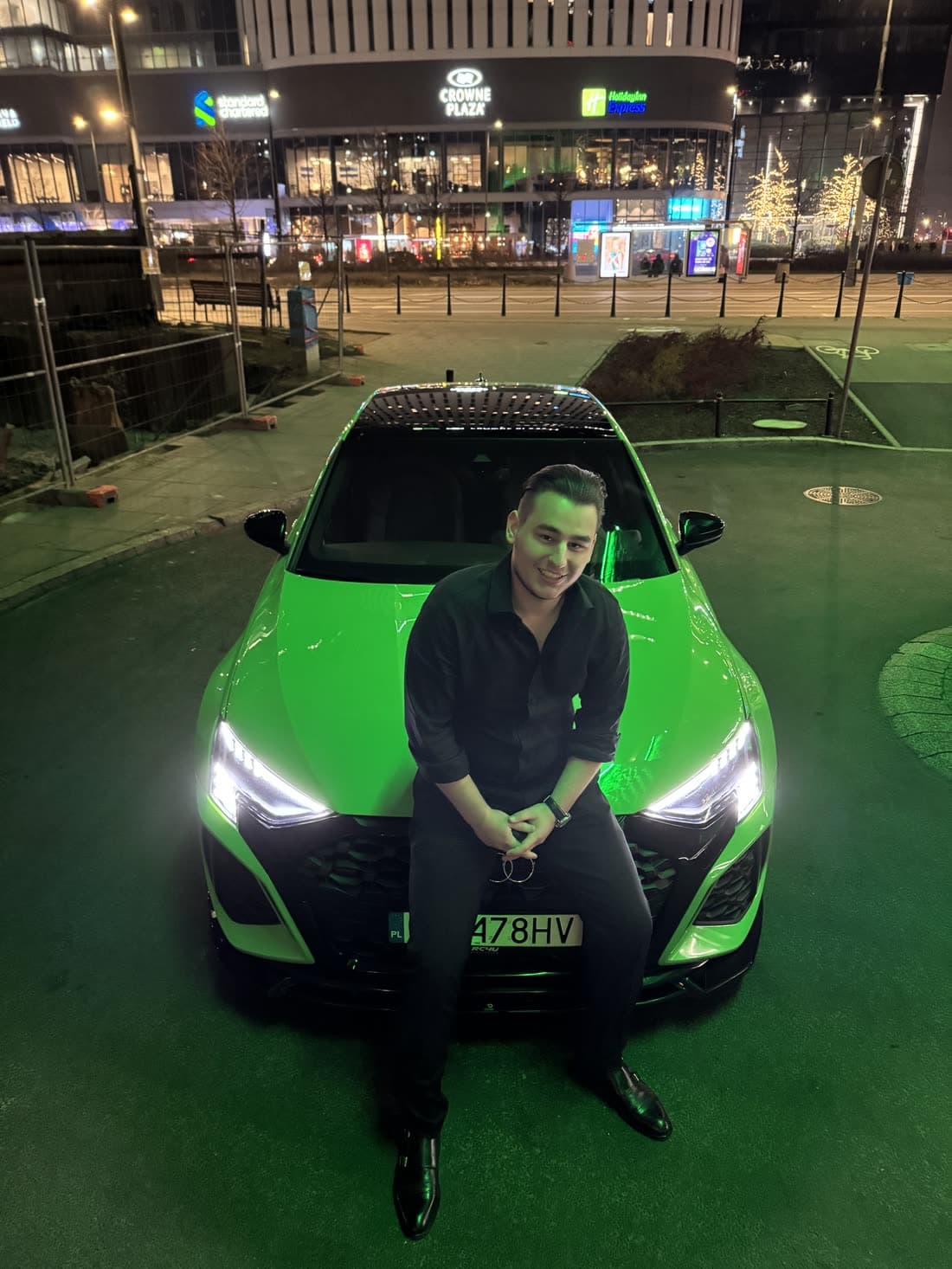 Gerox na masce zielonego BMW nocą w mieście