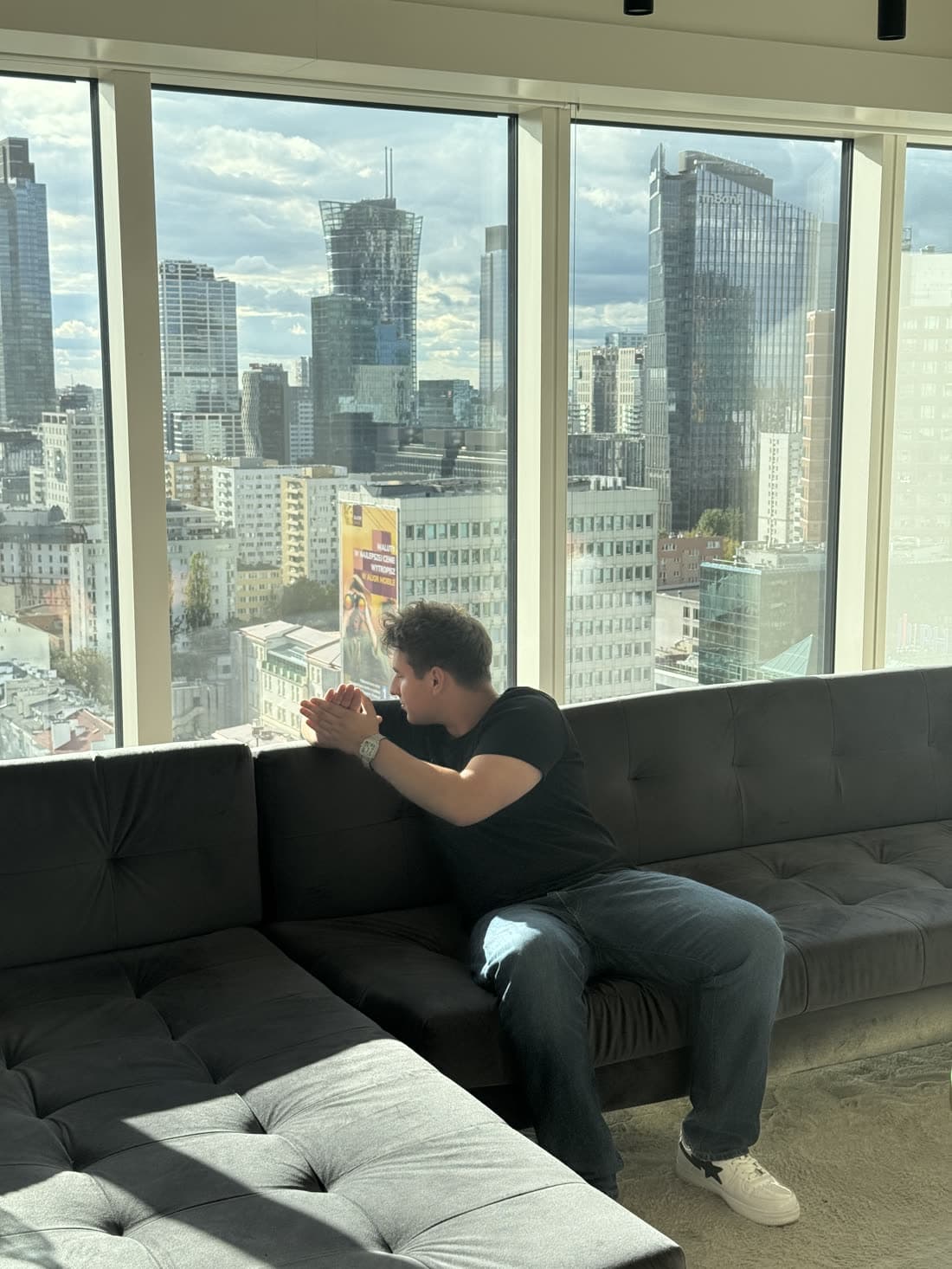 Panorama Warszawy zza szyby apartamentu