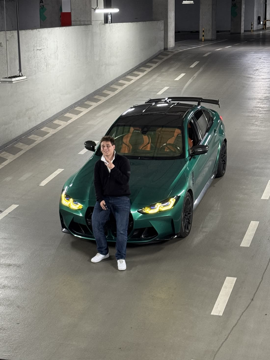 Gerox przy zielonym BMW w garażu