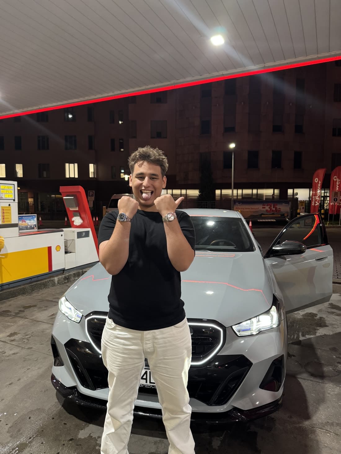 Gerox na stacji paliw przy szarym BMW