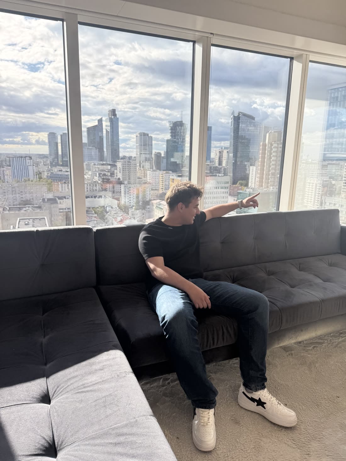 Gerox w apartamencie pokazuje panoramę Warszawy