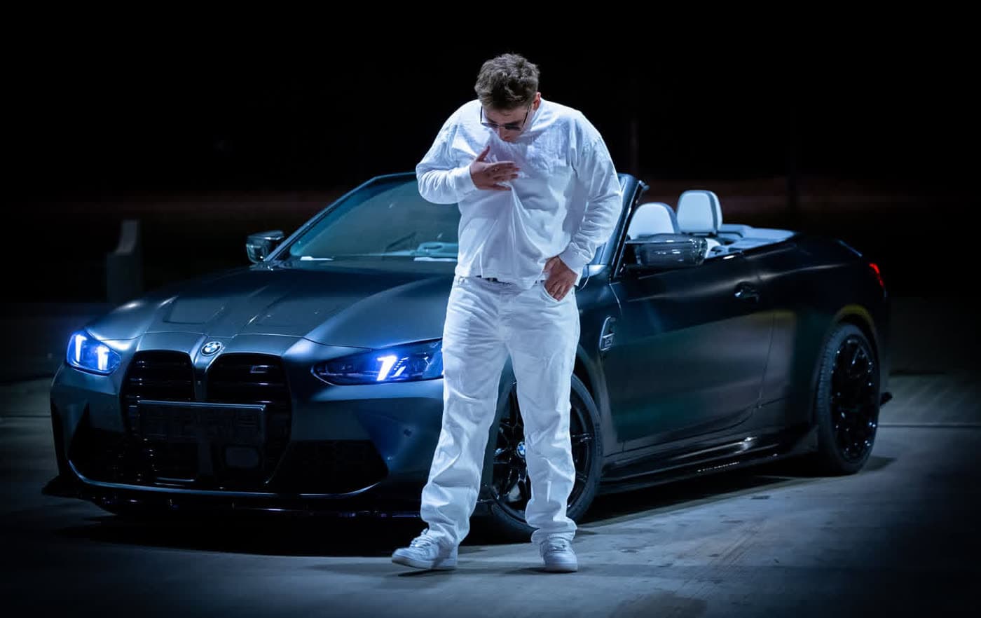 Nocna sesja zdjęciowa przy czarnym kabriolecie BMW M4